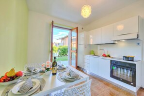 Standard Apartment, 2 Bedrooms, Terrace (Villa Fiorita - Apt 2 - Margherita) | Private kitchen | Coffee/tea maker, oven, stovetop, electric kettle - Villa Fiorita (Sirmione)