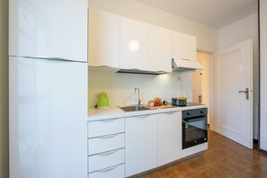Departamento estándar, varias habitaciones (Villa Fiorita - Apt 2 - Margherita) | Cocina privada | Horno, parrilla de estufa, cafetera y tetera y tetera eléctrica 