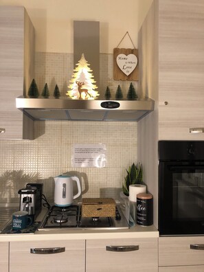 Jääkaappi, mikroaaltouuni, liesi, kahvin-/teenkeitin