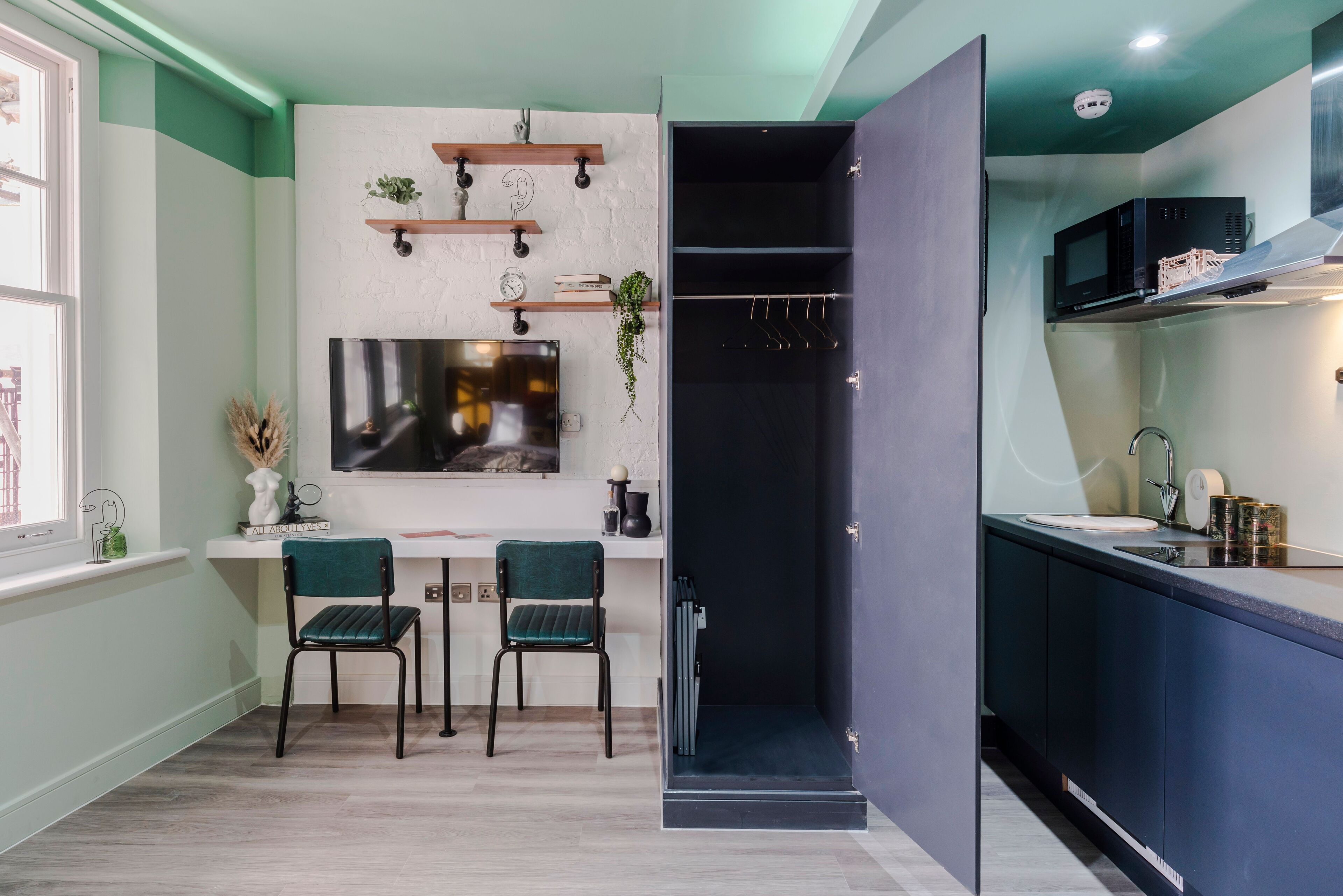 City Apartment | Desk, laptop workspace, iron/ironing board, free WiFi