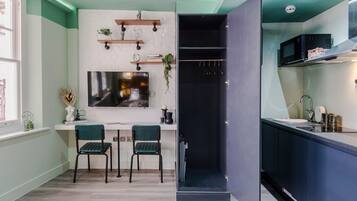 City Apartment | Desk, laptop workspace, iron/ironing board, free WiFi