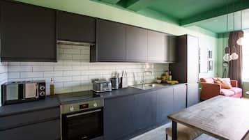 Deluxe Apartment | Private kitchen | Stovetop, toaster, cookware/dishes/utensils, freezer