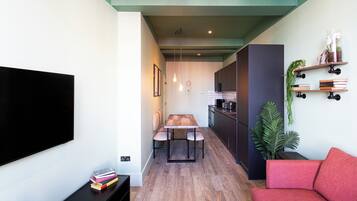 Deluxe Apartment | Living area | Flat-screen TV