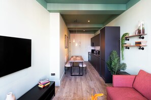 Departamento Deluxe | Área de sala de estar | Televisión de pantalla plana 