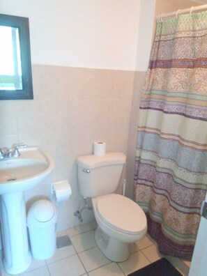 Een douche, zeep, toiletpapier