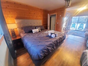 2 soverom, skrivebord, strykejern/-brett og reiseseng for barn