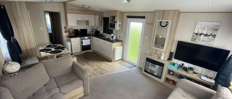 Cottage | Living area | 30-inch TV with cable channels, fireplace