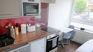 Fridge, microwave, oven, stovetop - (189OC-5) Studio Near Beach & Town Centre  (Bournemouth)