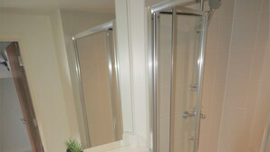 Shower, hair dryer, towels, soap - (189OC-5) Studio Near Beach & Town Centre  (Bournemouth)