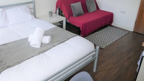 Travel crib, WiFi (free), bed sheets - (189OC-5) Studio Near Beach & Town Centre  (Bournemouth)