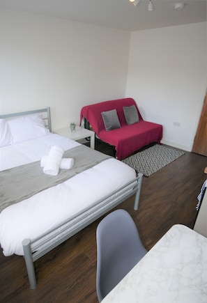 Travel cot, free WiFi, bed sheets