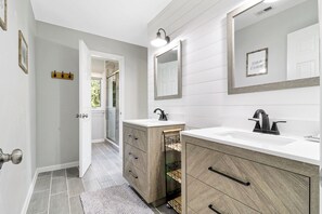 Dusche, Haartrockner, Handtücher
