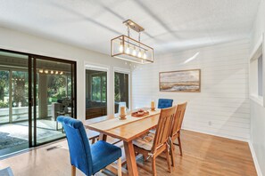 Dining - Stunning pet friendly home, centrally located, great golf course views! (Hilton Head Island)