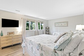 4 bedrooms, desk, iron/ironing board, free WiFi - Stunning pet friendly home, centrally located, great golf course views! (Hilton Head Island)