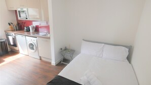 Travel cot, free WiFi, bed sheets - (189OC-7) Cozy Studio Near Beach & Town Centre (Bournemouth)
