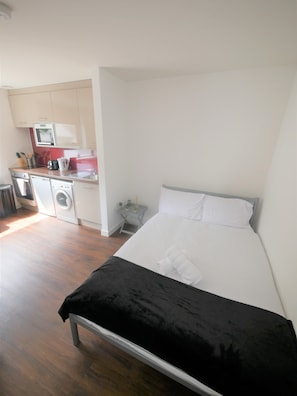 Travel cot, free WiFi, bed sheets