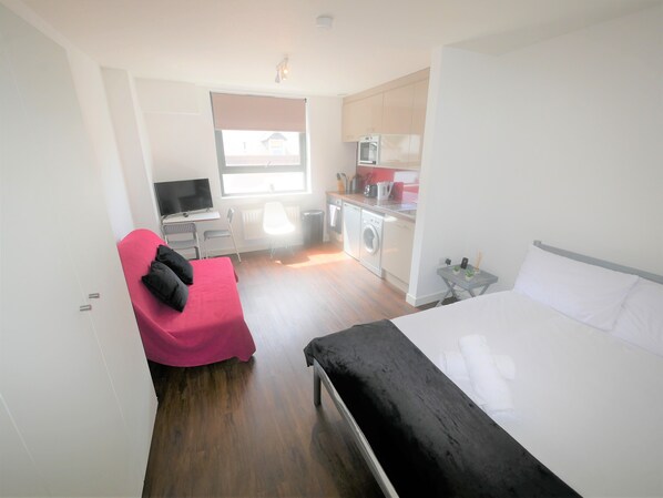 Travel cot, free WiFi, bed sheets