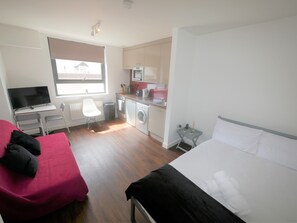 Travel cot, free WiFi, bed sheets