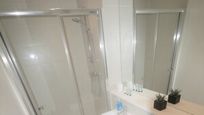 Shower, towels, soap, shampoo - (189OC-7) Cozy Studio Near Beach & Town Centre (Bournemouth)