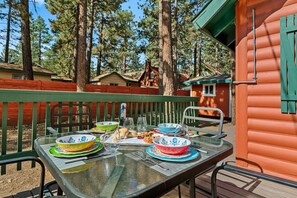 Outdoor dining - Calipe Cottage + Steam Sauna + BBQ + Hot Tub (Sugarloaf)