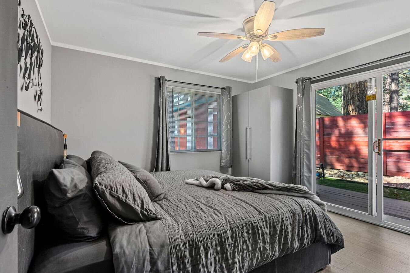 1 dormitorio, escritorio, tabla de planchar con plancha y wifi