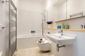 เบสิกอพาร์ทเมนท์, หลายเตียง | ห้องน้ำ | อ่างอาบน้ำ, ไดร์เป่าผม, ผ้าเช็ดตัว, สบู่