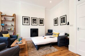 เบสิกอพาร์ทเมนท์, หลายเตียง | 2 ห้องนอน, โต๊ะทำงาน, พื้นที่ทำงานแบบใช้แล็ปท็อป, เตารีด/โต๊ะรีดผ้า