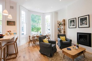 เบสิกอพาร์ทเมนท์, หลายเตียง | ห้องนั่งเล่น | ทีวี