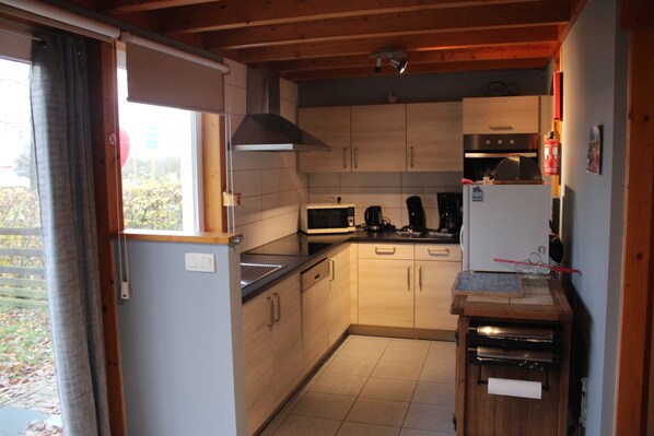 Frigorifero, microonde, forno, piano cottura