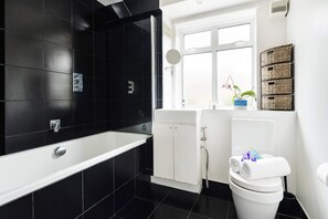 Appartement, plusieurs lits | Salle de bain