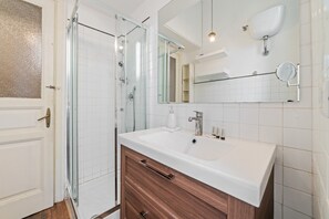 Basic-Apartment, Mehrere Betten | Badezimmer | Badewanne, Haartrockner, Handtücher, Seife