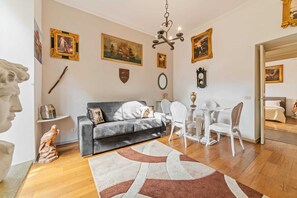 Appartement, plusieurs lits | Coin séjour