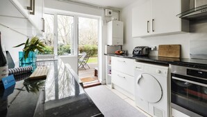 Unclassified image, 3 of 44, button - Bright and Spacious Philbeach Garden Apartment (London)
