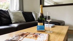 Unclassified image, 5 of 44, button - Bright and Spacious Philbeach Garden Apartment (London)