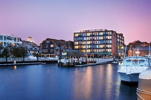 Wyndham Inn on the Harbor, perfect location
