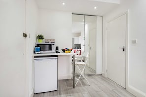 Apartment (1 Bedroom) | Private kitchen | Fridge, microwave, oven, dishwasher - The Armadale Road Residence I (London)