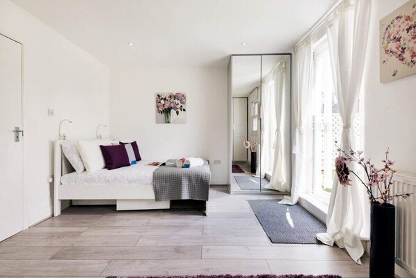 2 bedrooms, desk, laptop workspace, iron/ironing board - The Armadale Road Residence I (London)