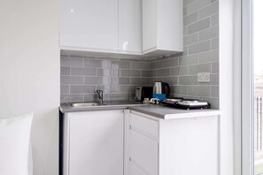 Apartment (1 Bedroom) | Private kitchen | Fridge, microwave, oven, dishwasher - The Armadale Road Residence I (London)