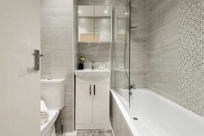Bathtub, hair dryer - The Armadale Road Residence I (London)