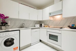 Fridge, microwave, oven, dishwasher - The Armadale Road Residence I (London)