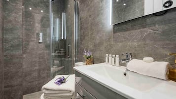 Appartement | Badkamer | Een haardroger, zeep, shampoo