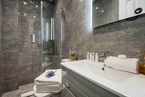 Apartment | Badezimmer | Haartrockner, Seife, Shampoo