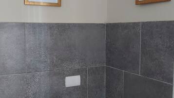 Frigorífico, microondas, placa de cocina y utensilios de cocina