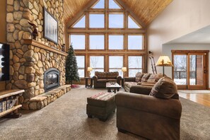 Een smart-tv, een open haard, een dvd-speler en tafelvoetbal