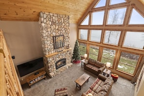 Smart TV, fireplace, DVD player, table football - Private Retreat on 33 Acres with 1400 ft Lakeshore (Deerwood)