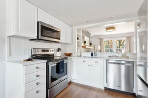 Frigorífico, microondas, horno y placa de cocina