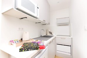 Réfrigérateur, micro-ondes, plaque de cuisson, lave-vaisselle