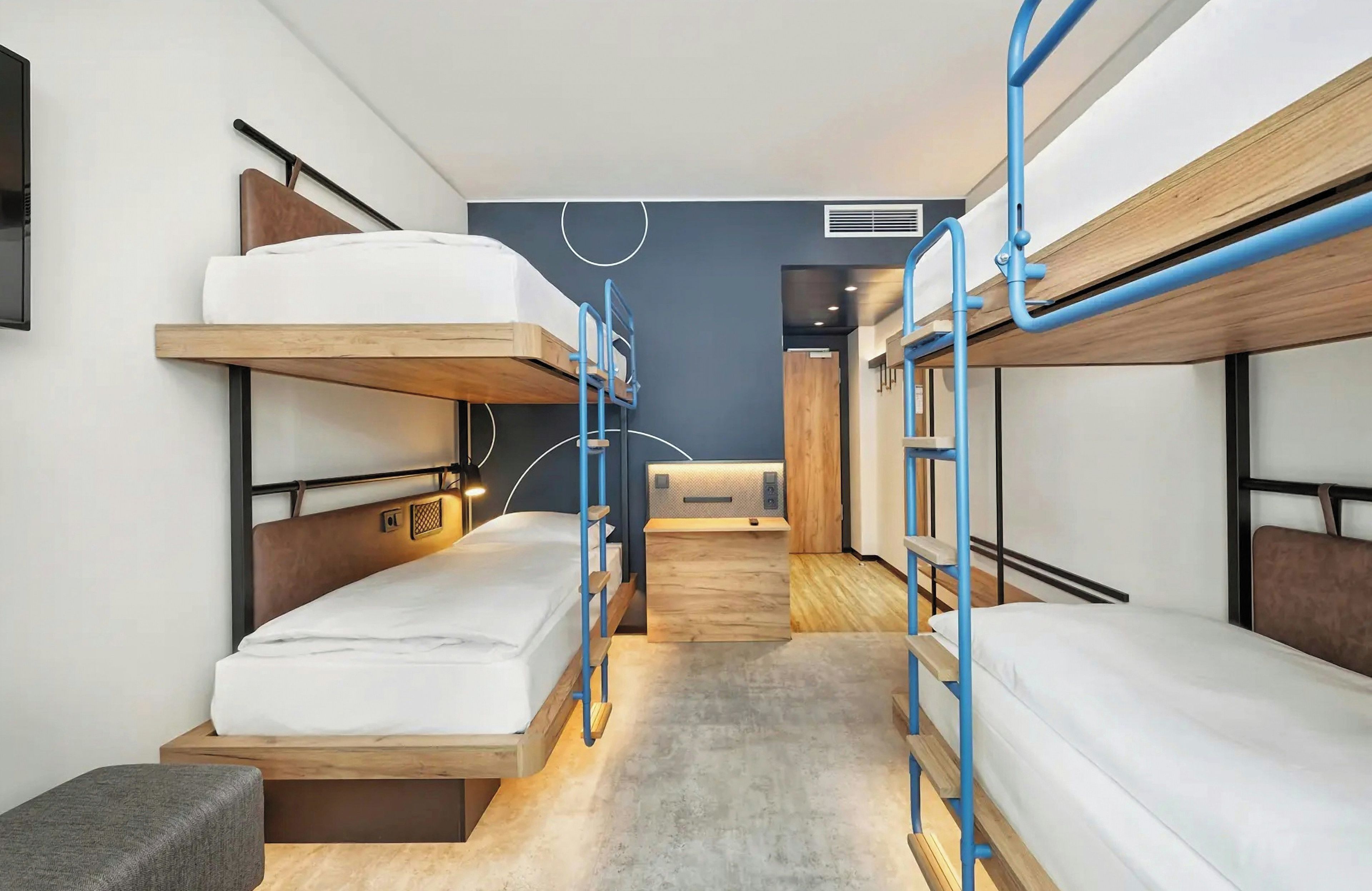 Habitación con literas, escritorio y armario.