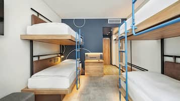 Quarto com beliche, escrivaninha e guarda-roupa.