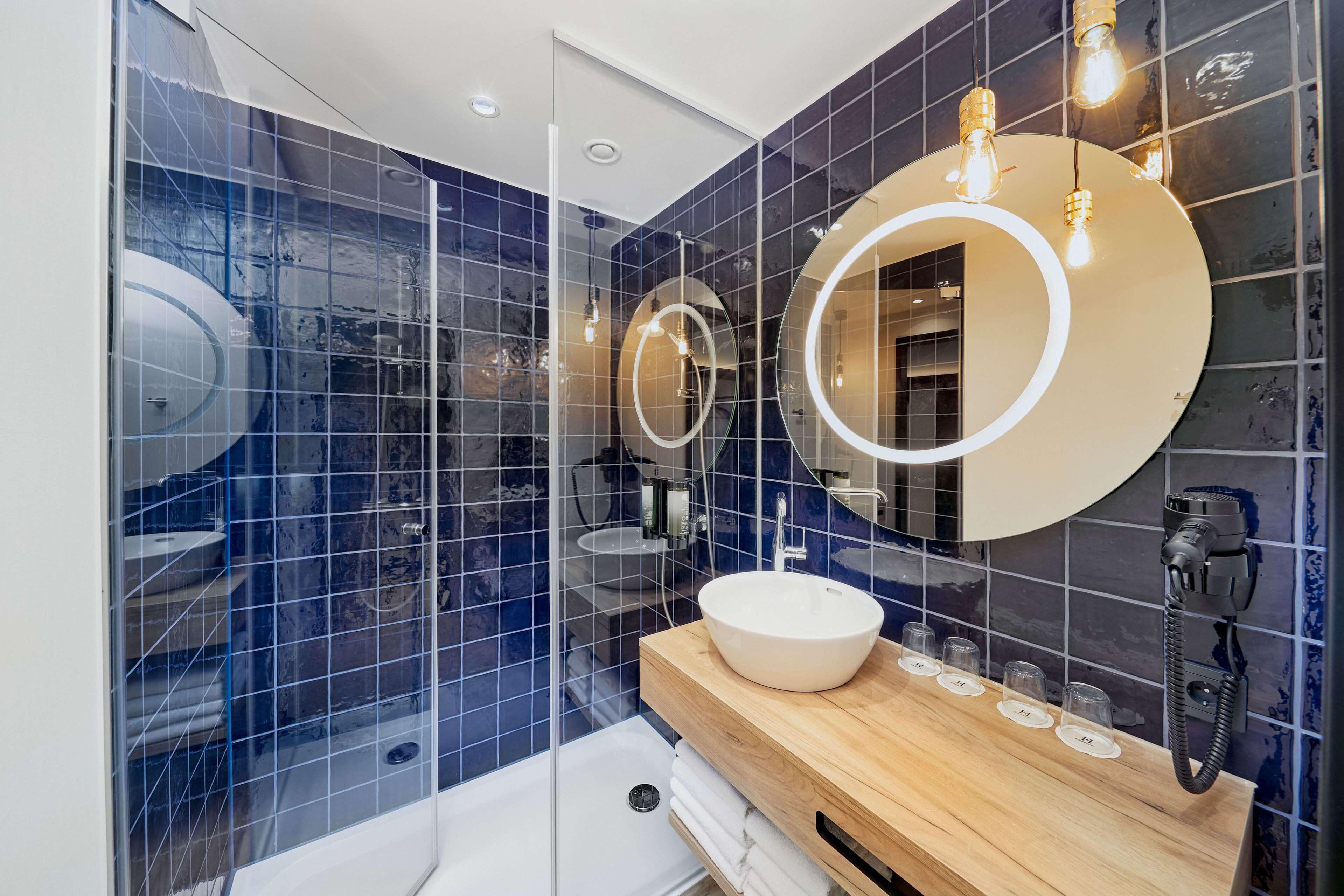 shower, free toiletries, hair dryer, towels